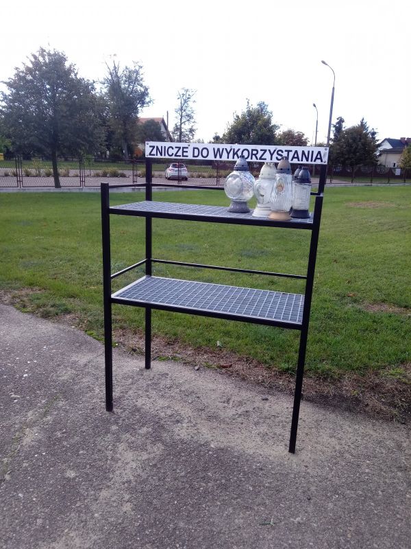 Zdjęcie przedstawiajace punkt ze zniczami do ponownego wykorzystania.